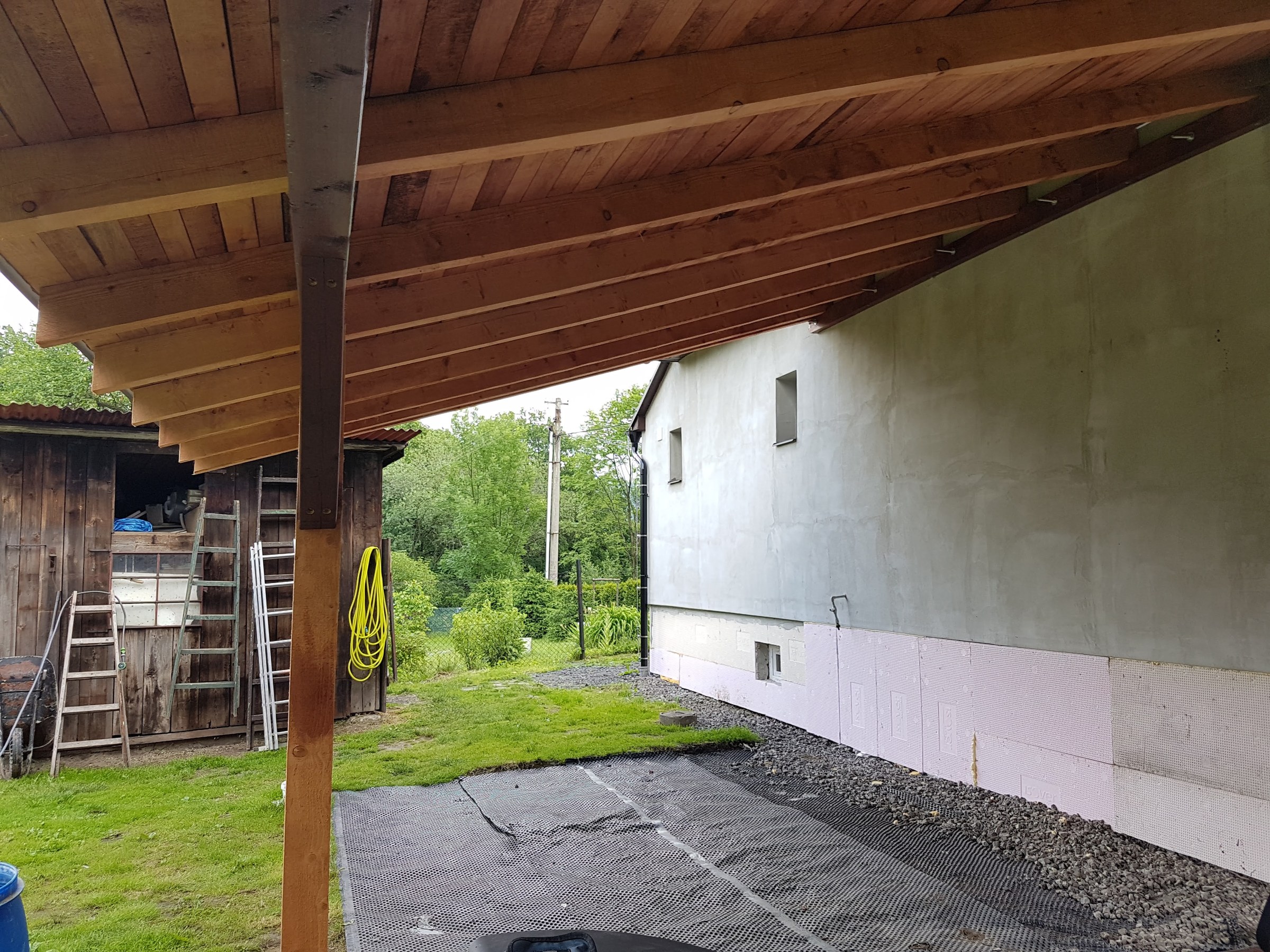 Dřevěný přístřešek u rodinného domu