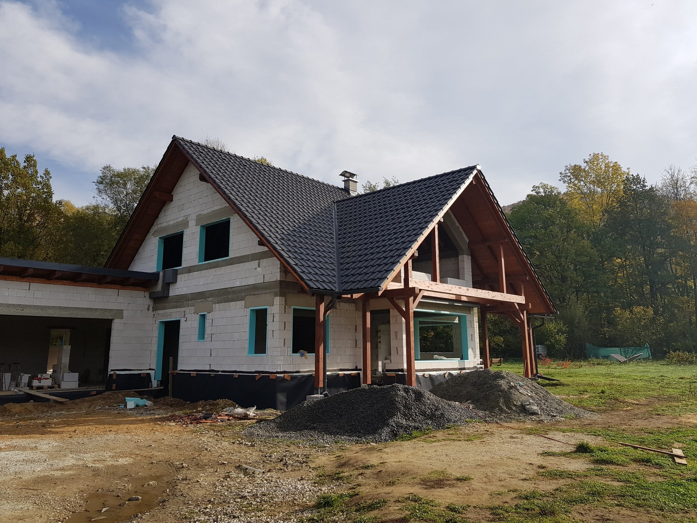 Nová střecha s dřevěnou verandou